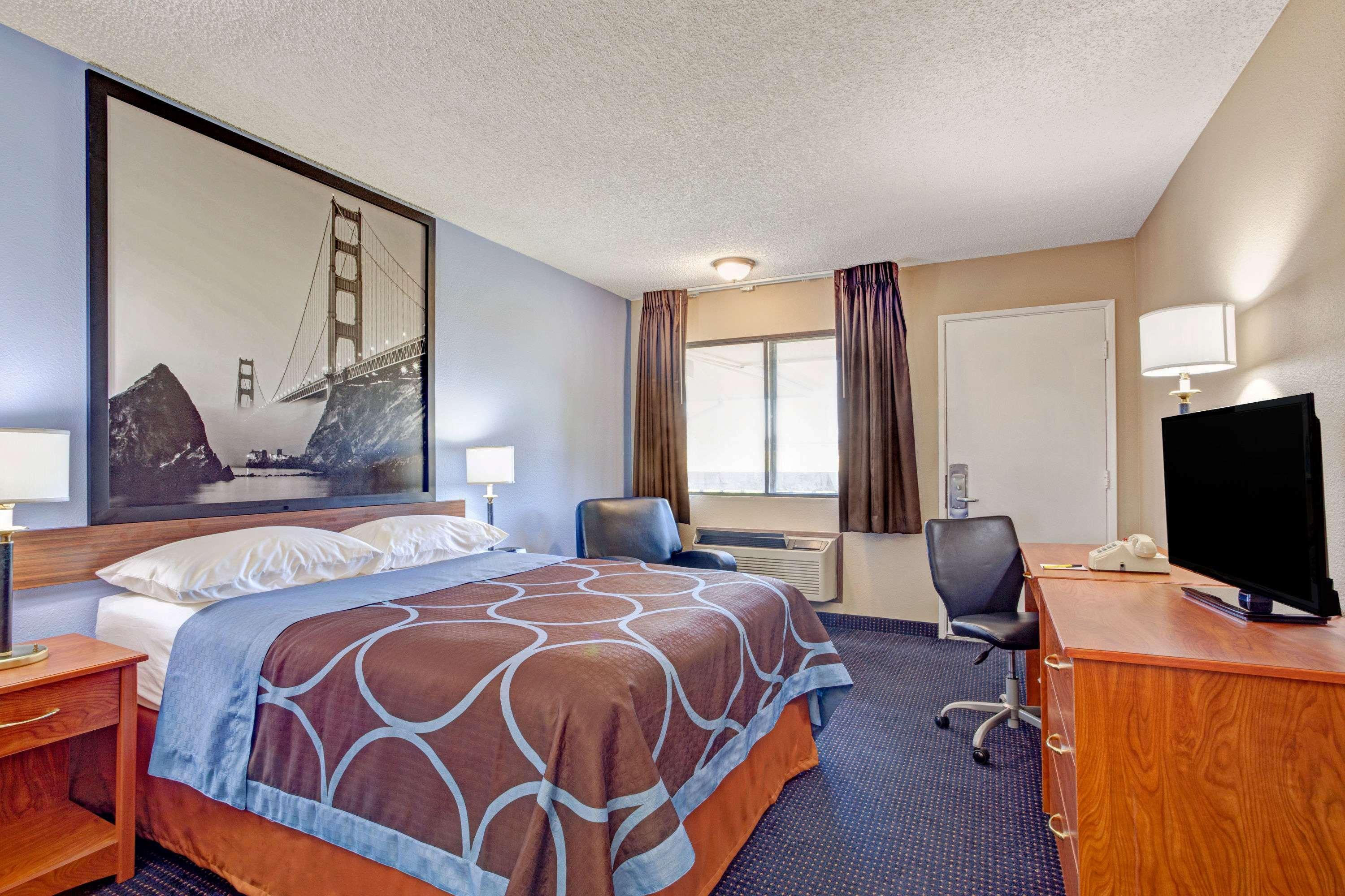 Super 8 By Wyndham Motel